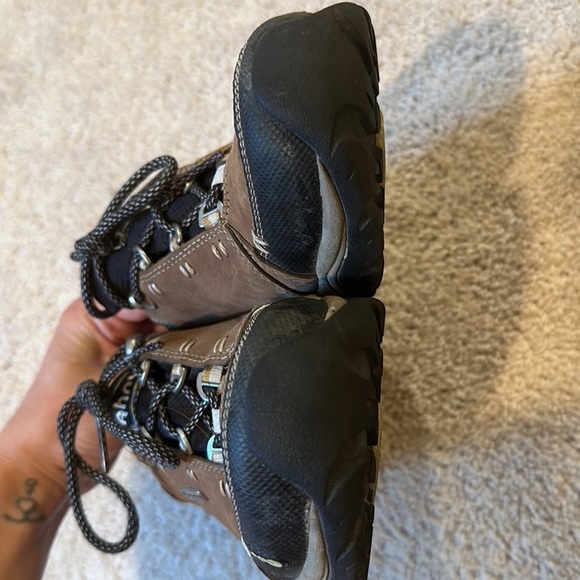 Ahnu hiking shoes - Picture 5 of 6